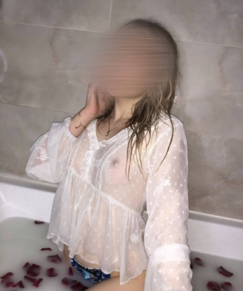 💋 Живу в этом великолепном городе и готова подарить тебе незабываемые моменты страсти и наслаждения. В моем обаятельном обществе ты почувствуешь себя настоящим королем мира. ⚡️
Мои услуги настолько разнообразны, что ты точно найдешь то, что ищешь. Массаж, эротические игры, стриптиз, оральный и классический секс - все это я тебе гарантирую. 💥 Помимо этого, владею некоторыми особыми техниками, которые заставят твои фантазии воплотиться в жизнь. 💫
Обо мне говорят только самые лестные отзывы! Мои постоянные клиенты возвращаются ко мне снова и снова, несмотря на многообразие предложений в Москве. 🌟 Им нравится мой шарм, энергичность и умение угадать все их тайные желания. Уверена, и ты не останешься равнодушным.
Если ты сейчас просматриваешь мое фото, то знаешь, что перед тобой - настоящая горячая бомба! Только представь, как наша встреча может стать целой сагой страсти и наслаждения. 🔥
Оставь все заботы за порогом квартиры и окунись в мир искусства любви со мной. Жду тебя, мой герой, чтобы воплотить все твои самые смелые фантазии. 🌹 София