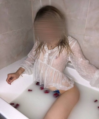 💋 Живу в этом великолепном городе и готова подарить тебе незабываемые моменты страсти и наслаждения. В моем обаятельном обществе ты почувствуешь себя настоящим королем мира. ⚡️
Мои услуги настолько разнообразны, что ты точно найдешь то, что ищешь. Массаж, эротические игры, стриптиз, оральный и классический секс - все это я тебе гарантирую. 💥 Помимо этого, владею некоторыми особыми техниками, которые заставят твои фантазии воплотиться в жизнь. 💫
Обо мне говорят только самые лестные отзывы! Мои постоянные клиенты возвращаются ко мне снова и снова, несмотря на многообразие предложений в Москве. 🌟 Им нравится мой шарм, энергичность и умение угадать все их тайные желания. Уверена, и ты не останешься равнодушным.
Если ты сейчас просматриваешь мое фото, то знаешь, что перед тобой - настоящая горячая бомба! Только представь, как наша встреча может стать целой сагой страсти и наслаждения. 🔥
Оставь все заботы за порогом квартиры и окунись в мир искусства любви со мной. Жду тебя, мой герой, чтобы воплотить все твои самые смелые фантазии. 🌹 София